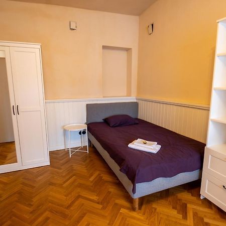 1800 By Vince Stay - Private Rooms In Town Hall Square Tartu Exterior photo