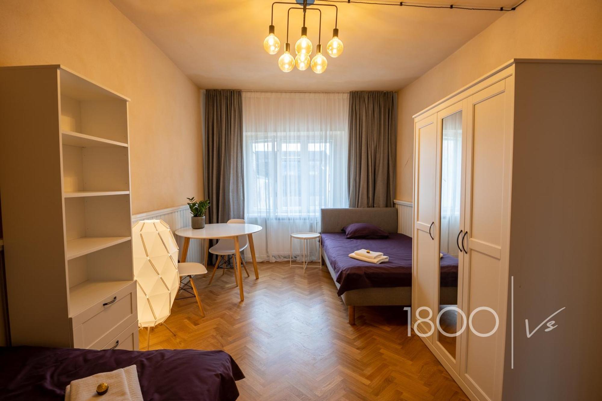 1800 By Vince Stay - Private Rooms In Town Hall Square Tartu Exterior photo