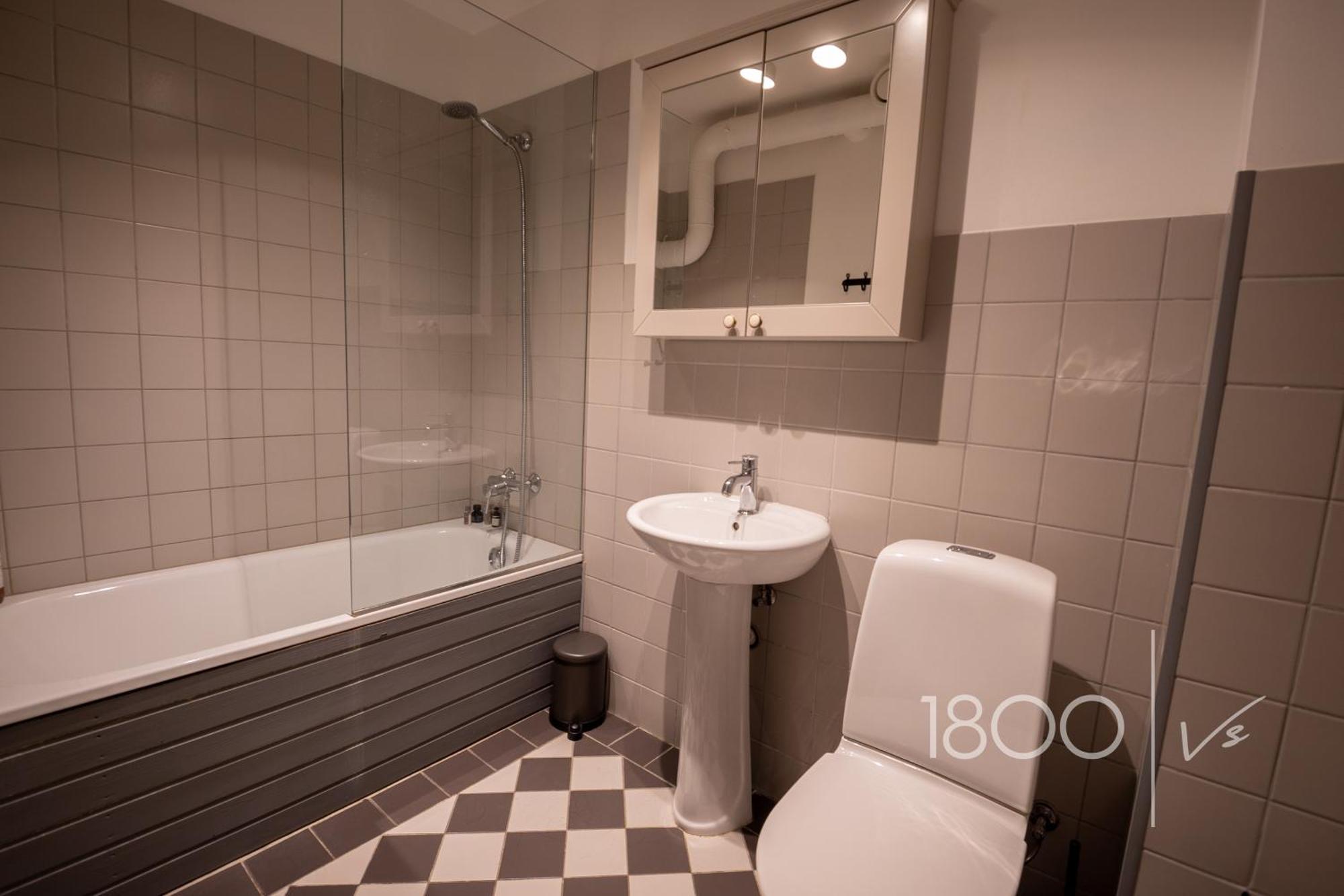 1800 By Vince Stay - Private Rooms In Town Hall Square Tartu Exterior photo