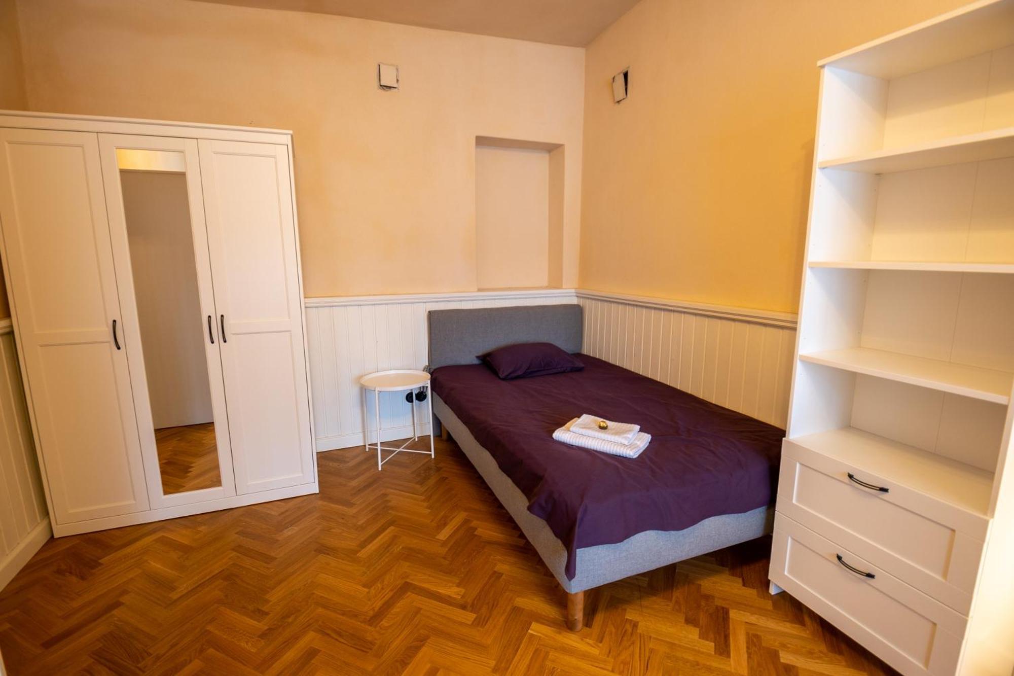 1800 By Vince Stay - Private Rooms In Town Hall Square Tartu Exterior photo